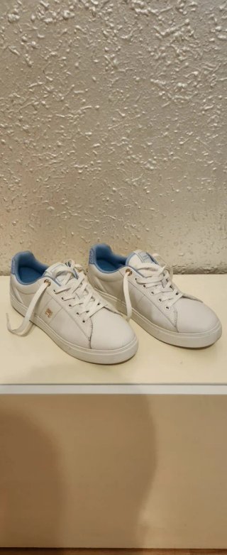 Zapatillas Blancas y Azules