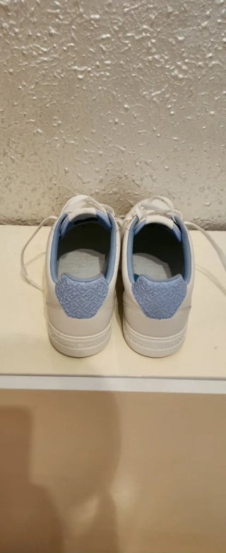 Zapatillas Blancas y Azules