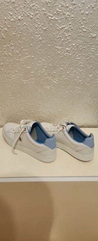 Zapatillas Blancas y Azules