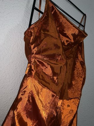 Vestido naranja satinado con estampado floral
