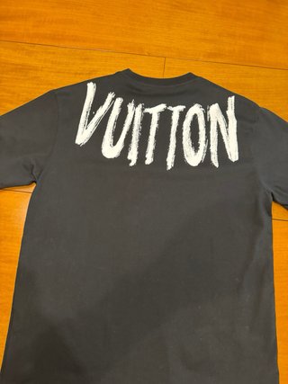 T-shirt Louis Vuitton ricamata nera e rossa