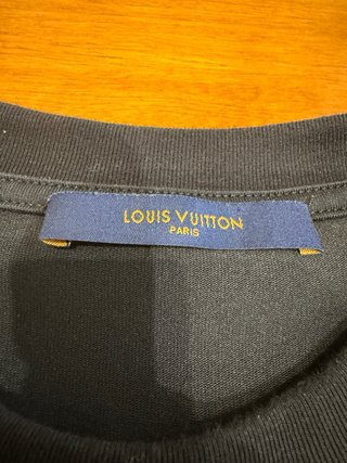 T-shirt Louis Vuitton ricamata nera e rossa