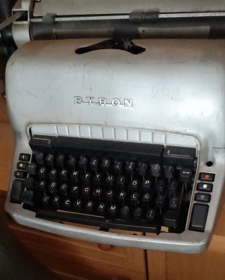 Máquina de escribir Byron plateada