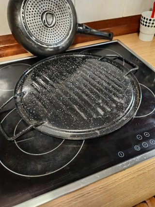 Parrilla esmaltada y sartén antiadherente