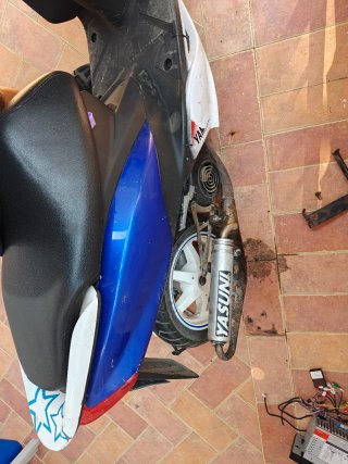 Yamaha Jog RR Scooter Azul y Blanco