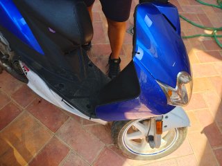 Yamaha Jog RR Scooter Azul y Blanco