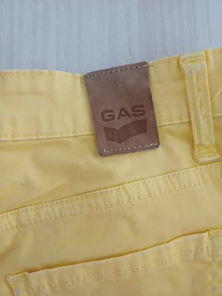 Pantaloncini gialli ragazza