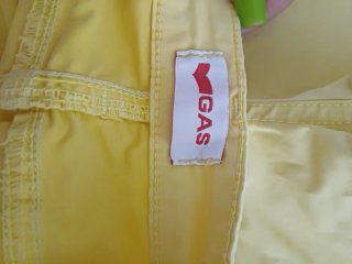 Pantaloncini gialli ragazza