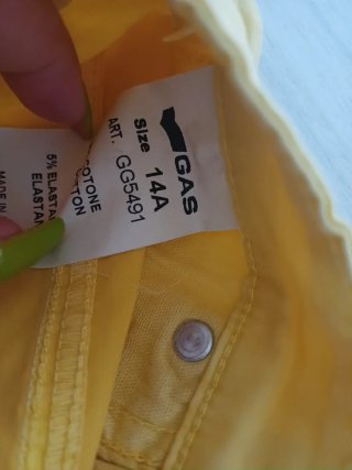 Pantaloncini gialli ragazza