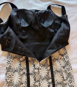 Vestido midi Alba Conde beige y negro