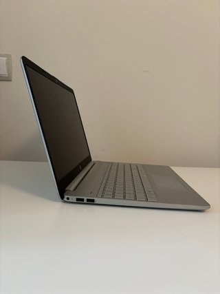 HP 15s Ryzen 5 8GB/512GB Plata/Negro