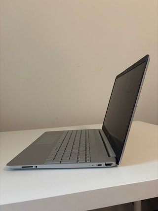 HP 15s Ryzen 5 8GB/512GB Plata/Negro