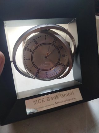 Reloj de mesa giratorio