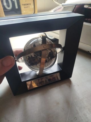 Reloj de mesa giratorio