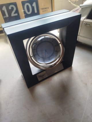 Reloj de mesa giratorio