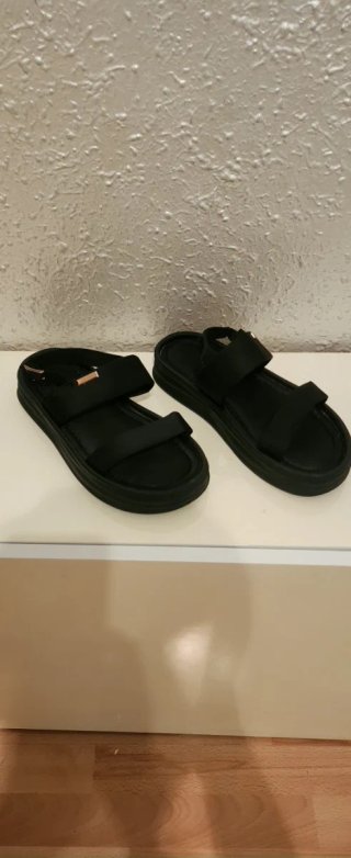 Sandalias negras con hebilla dorada
