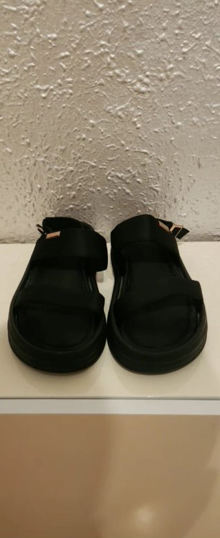 Sandalias negras con hebilla dorada