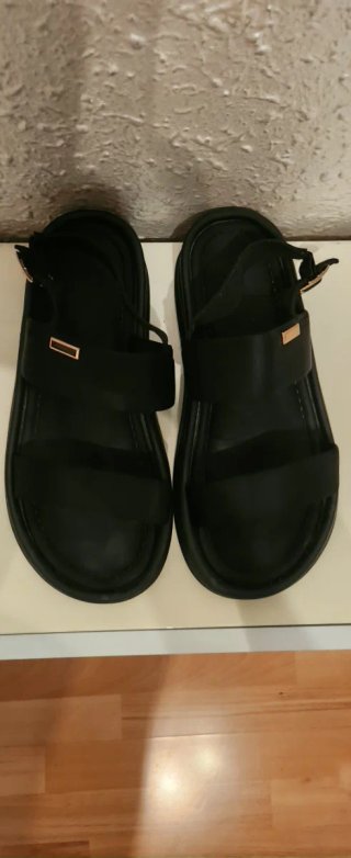 Sandalias negras con hebilla dorada
