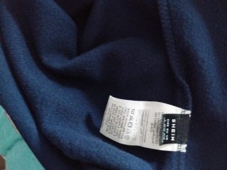 Sudadera azul marino con mensaje. Nueva.