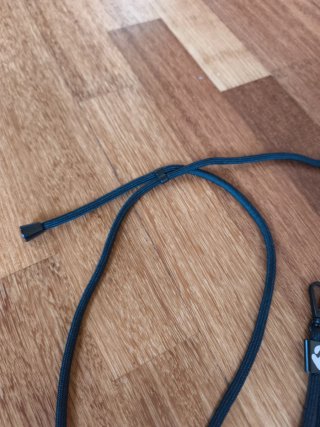 Cinta para colgar del cuello azul y gris