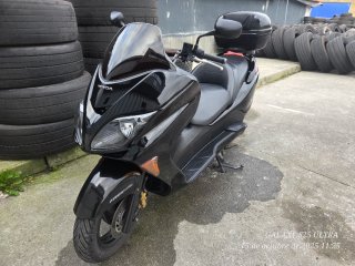 Vendo o cambio por coche pequeño Honda Forza 250