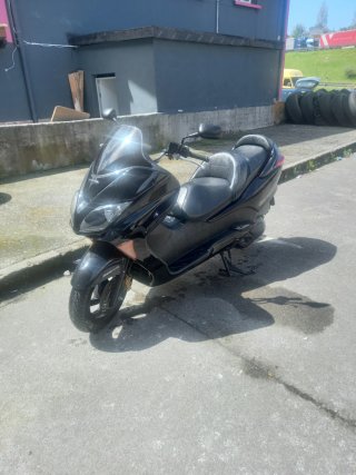 Vendo o cambio por coche pequeño Honda Forza 250
