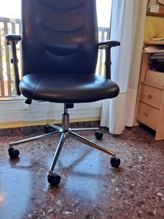 Silla de oficina ergonómica negra