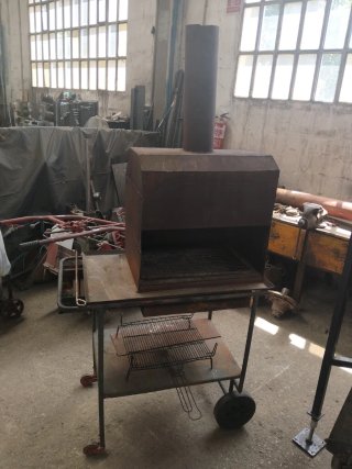Barbacoa casera de metal