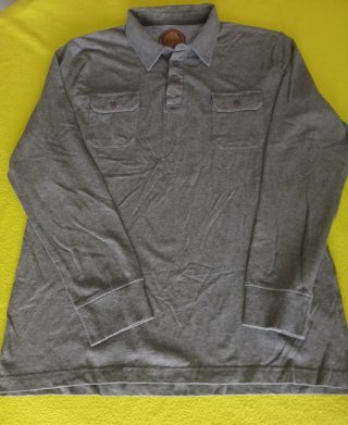 Camisa de manga comprida cinza com bolsos à frente
