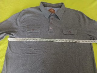 Camisa de manga comprida cinza com bolsos à frente