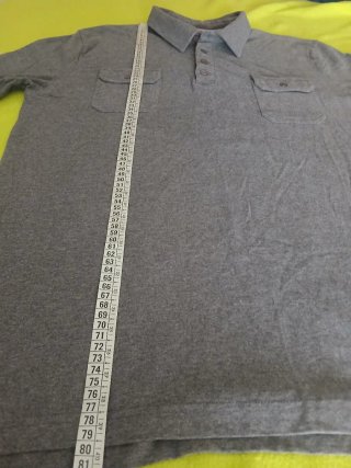 Camisa de manga comprida cinza com bolsos à frente