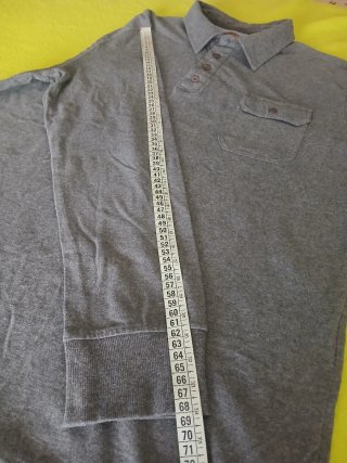 Camisa de manga comprida cinza com bolsos à frente