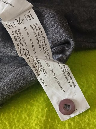 Camisa de manga comprida cinza com bolsos à frente