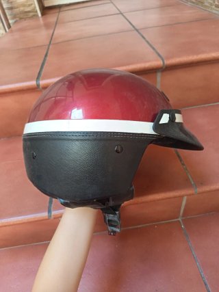 Casco de moto rojo y negro