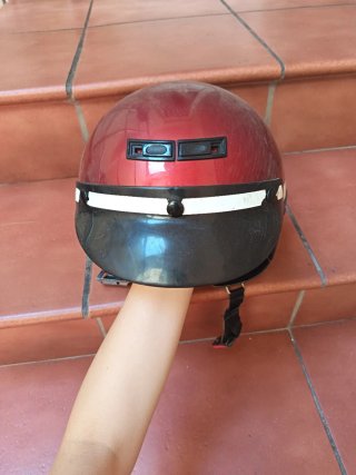 Casco de moto rojo y negro