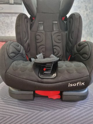Silla de coche negra Isofix marca BUHITOS