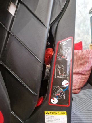 Silla de coche negra Isofix marca BUHITOS