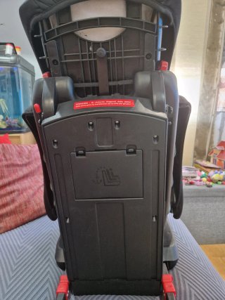 Silla de coche negra Isofix marca BUHITOS
