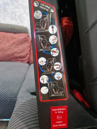Silla de coche negra Isofix marca BUHITOS