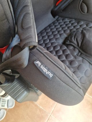 Silla de coche negra Isofix marca BUHITOS