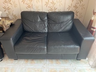 Sofá de 2 plazas de piel negro, muy comodo.