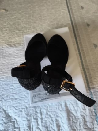 Zapatos de vestir negros..tacón con pedreria
