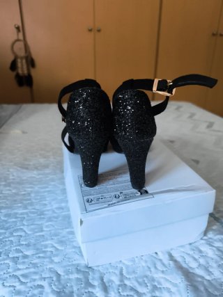 Zapatos de vestir negros..tacón con pedreria