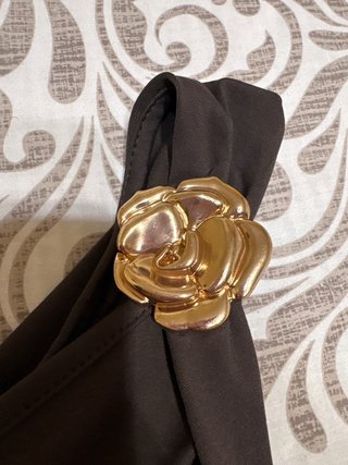 Vestido marrón corto con detalle dorado