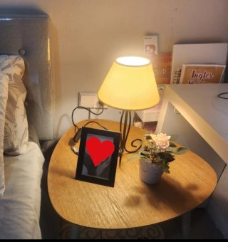 Mesa auxiliar madera,incluye lámpara.