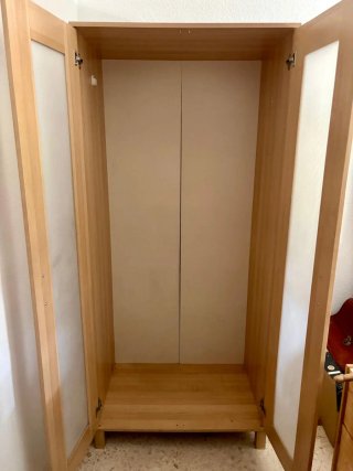 Armario IKEA madera y plástico