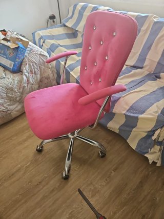 Silla Giratoria terciopelo rosa con diamantes.