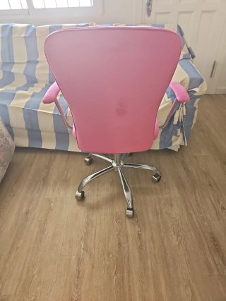 Silla Giratoria terciopelo rosa con diamantes.