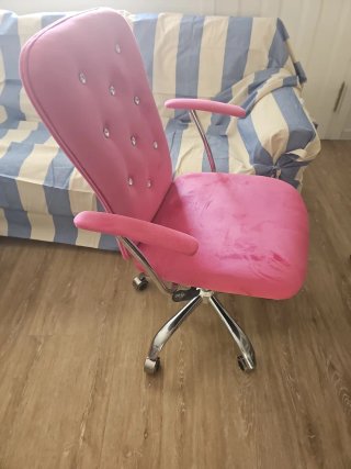 Silla Giratoria terciopelo rosa con diamantes.