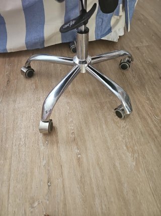 Silla Giratoria terciopelo rosa con diamantes.